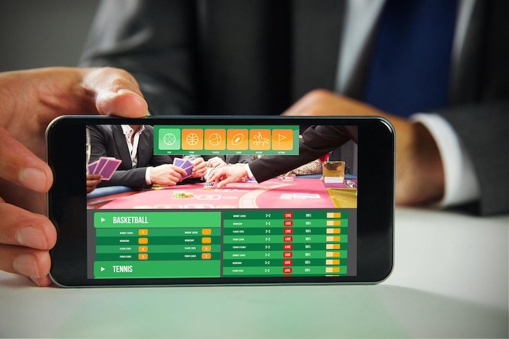 Pengguna membaca promosi di ponsel
